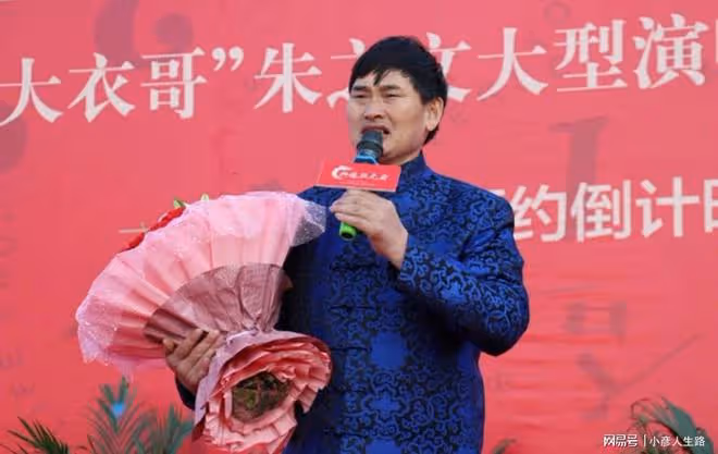 網傳大衣哥因巨額版權費生病住院,谷傳民:早日康復,開庭見