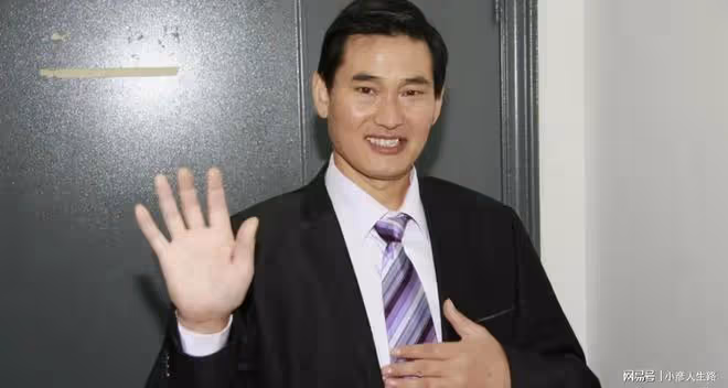 網傳大衣哥因巨額版權費生病住院,谷傳民:早日康復,開庭見