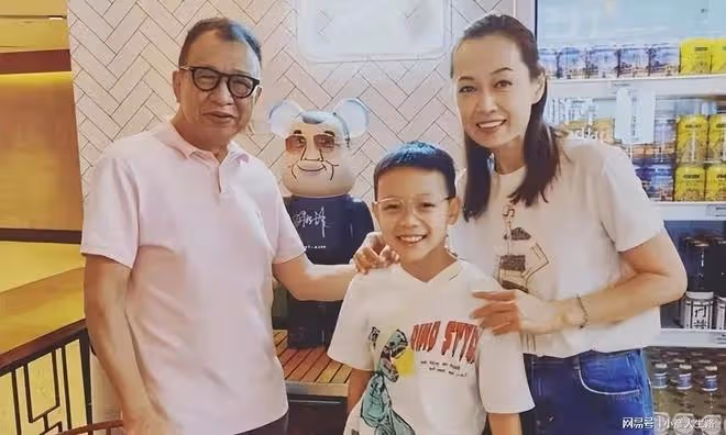 香港娛樂圈買第一輛奔馳的演員,給女兒連開三家餐廳,買千萬豪宅
