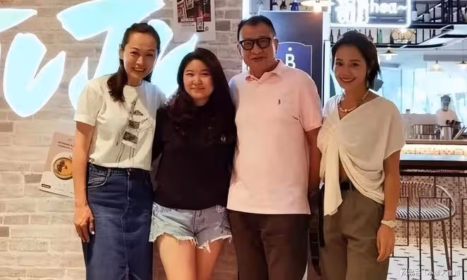 香港娛樂圈買第一輛奔馳的演員,給女兒連開三家餐廳,買千萬豪宅