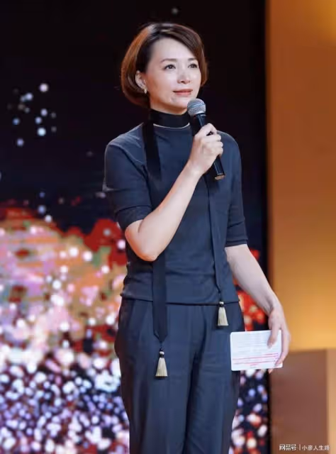 董卿含淚哭訴:因為父親我自卑一生,又在痛與淚中與他和解