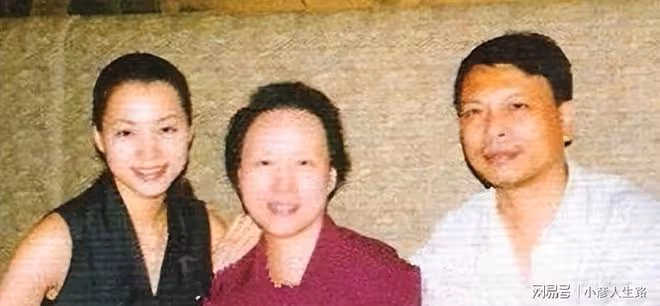 董卿含淚哭訴:因為父親我自卑一生,又在痛與淚中與他和解