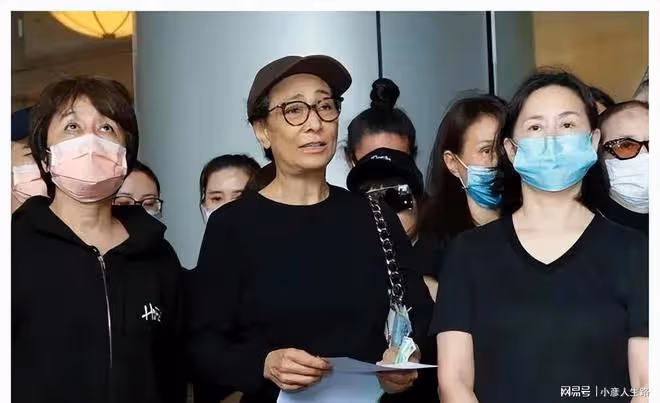 看了賭王女兒們的近照,才知道三房倆女兒的顏值是最高的