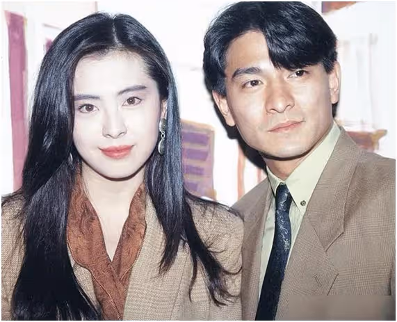 王祖賢溫哥華被偶遇!獨自一人遛狗「被贊膚白溫柔」 「54歲狀態」驚艷路人:忍不住多看一眼