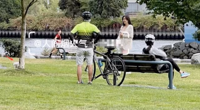 王祖賢溫哥華被偶遇!獨自一人遛狗「被贊膚白溫柔」 「54歲狀態」驚艷路人:忍不住多看一眼
