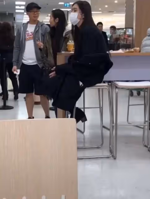 王祖賢溫哥華被偶遇!獨自一人遛狗「被贊膚白溫柔」 「54歲狀態」驚艷路人:忍不住多看一眼