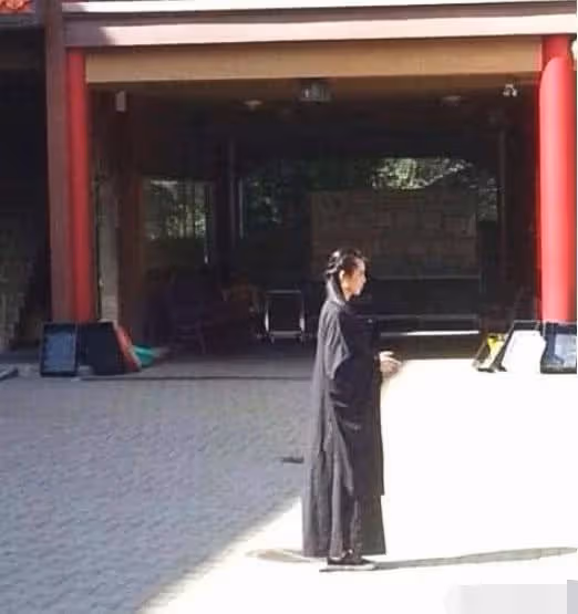王祖賢溫哥華被偶遇!獨自一人遛狗「被贊膚白溫柔」 「54歲狀態」驚艷路人:忍不住多看一眼