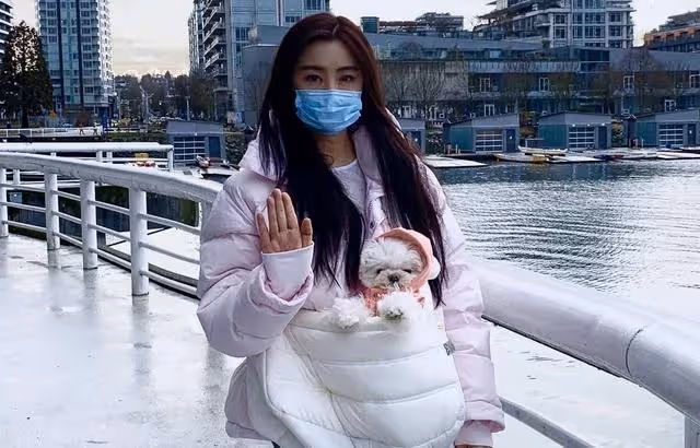 王祖賢溫哥華被偶遇!獨自一人遛狗「被贊膚白溫柔」 「54歲狀態」驚艷路人:忍不住多看一眼
