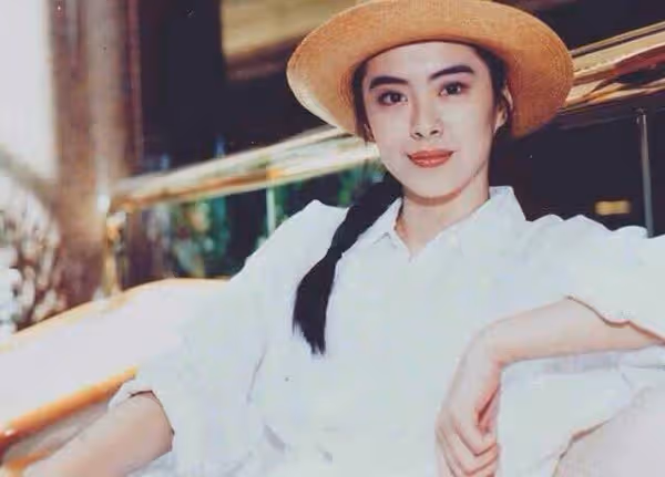王祖賢溫哥華被偶遇!獨自一人遛狗「被贊膚白溫柔」 「54歲狀態」驚艷路人:忍不住多看一眼