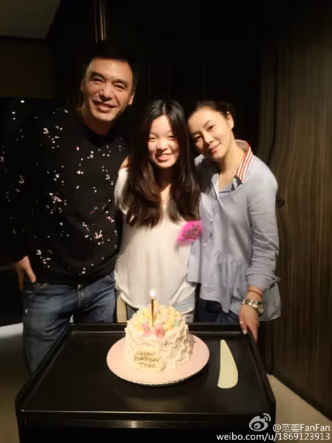 曾自卑趕她走,小20歲妻「負債7億也無懼」從谷底陪伴 鍾鎮濤哽咽「為什麼要跟著我」告白:妳是禮物❤️