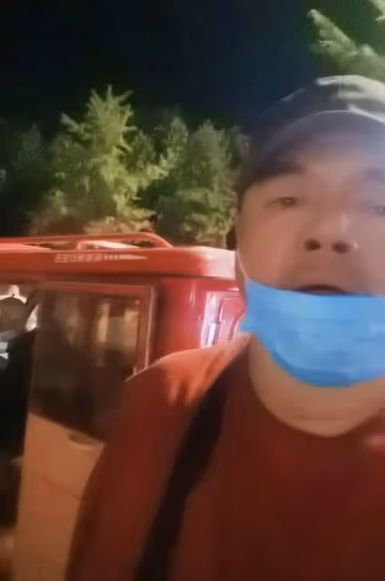 49歲戲骨無戲可拍，深夜開破舊三輪到車站攬活，請求媒體幫忙報道
