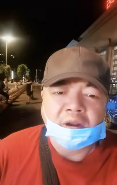 49歲戲骨無戲可拍,深夜開破舊三輪到車站攬活,請求媒體幫忙報道
