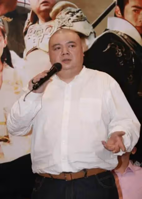 49歲戲骨無戲可拍,深夜開破舊三輪到車站攬活,請求媒體幫忙報道