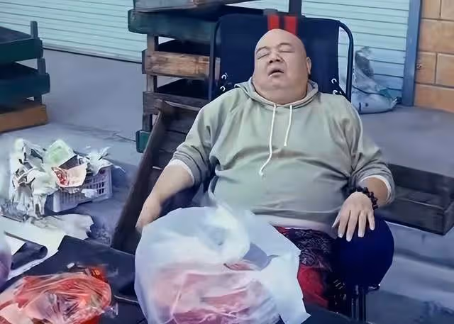 49歲戲骨無戲可拍,深夜開破舊三輪到車站攬活,請求媒體幫忙報道