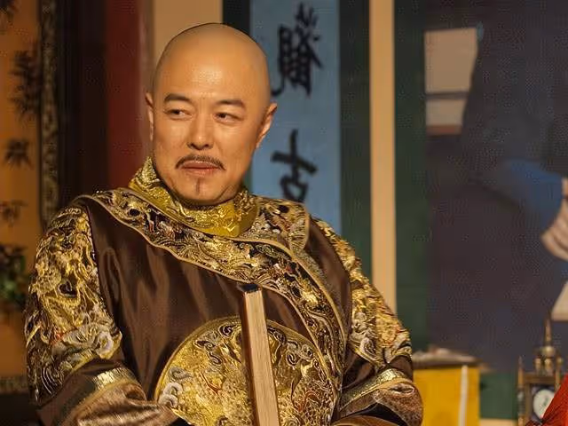 65歲張鐵林剮蹭別車不承認!狂拍對方車牌,與女車主對峙態度強硬