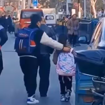 媽媽有事外出,小女孩獨自上學,不放心追上去查看,發現高年級小哥哥「一路護送」網贊:家教太好了