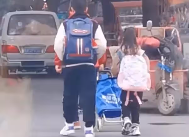 媽媽有事外出,小女孩獨自上學,不放心追上去查看,發現高年級小哥哥「一路護送」網贊:家教太好了