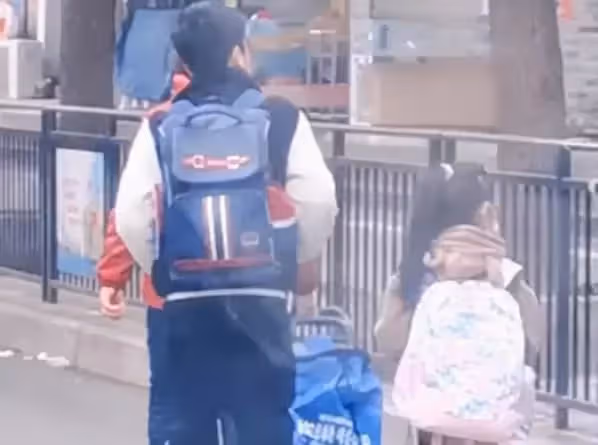 媽媽有事外出,小女孩獨自上學,不放心追上去查看,發現高年級小哥哥「一路護送」網贊:家教太好了