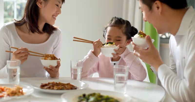 姑姐帶娃回娘家過暑假，母親讓兒子漲生活費！兒媳：憑什麼養他們