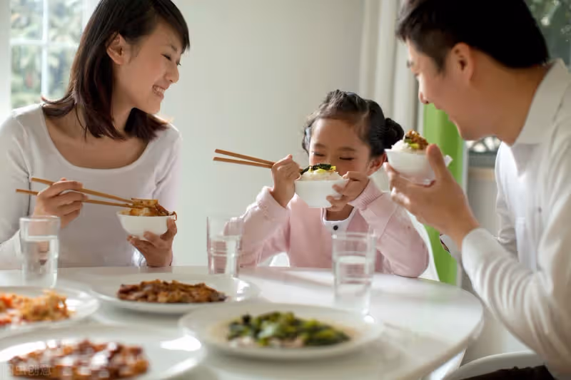 姑姐帶娃回娘家過暑假,母親讓兒子漲生活費!兒媳:憑什麼養他們