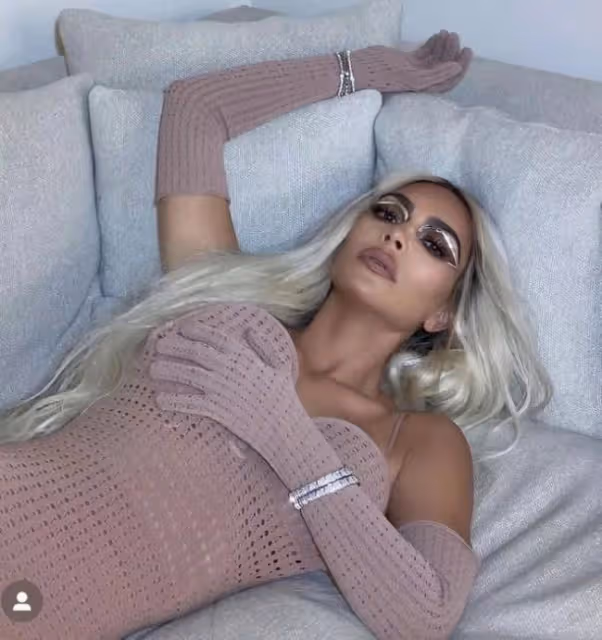 卡戴珊穿破洞連體衣秀身材 S型曲線迷人