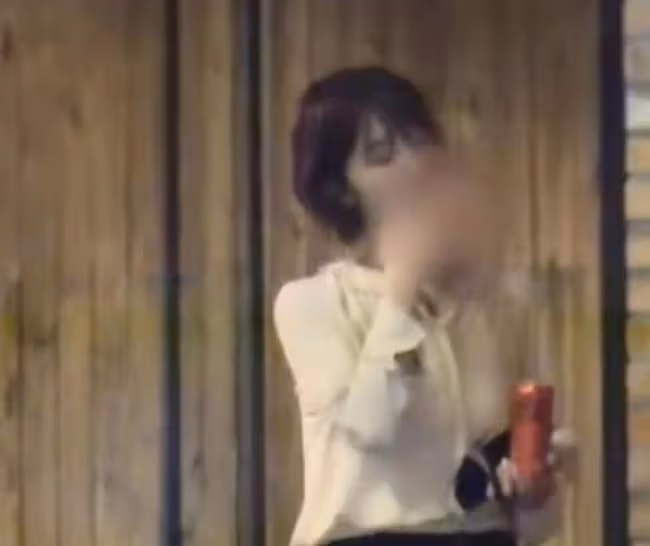 浪姐3女星抽菸惹爭議 站路邊吞雲吐霧似煙槍