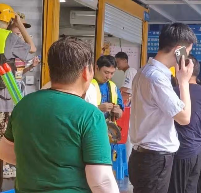 王思聰安吉划船被偶遇 與新女友配合默契