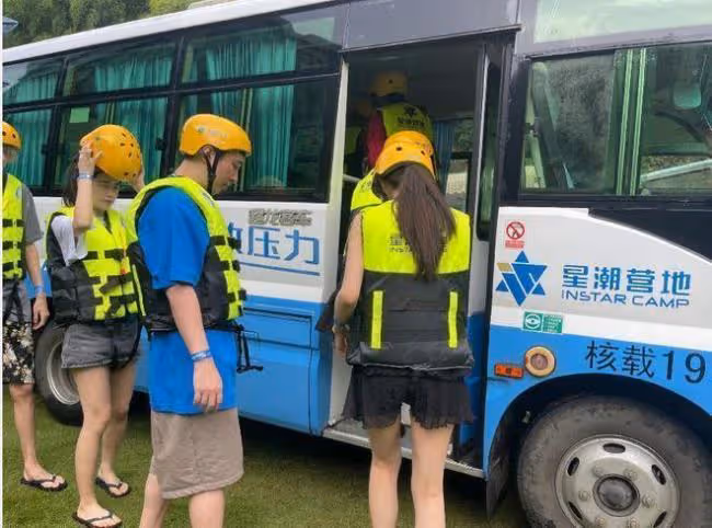 王思聰安吉划船被偶遇 與新女友配合默契
