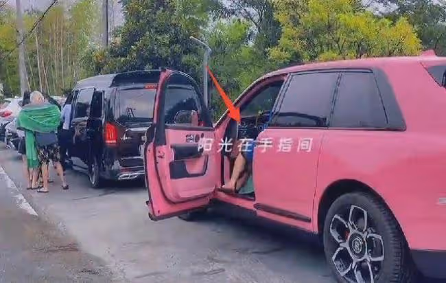 王思聰安吉划船被偶遇 與新女友配合默契