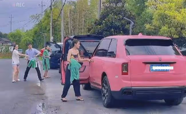 王思聰安吉划船被偶遇 與新女友配合默契