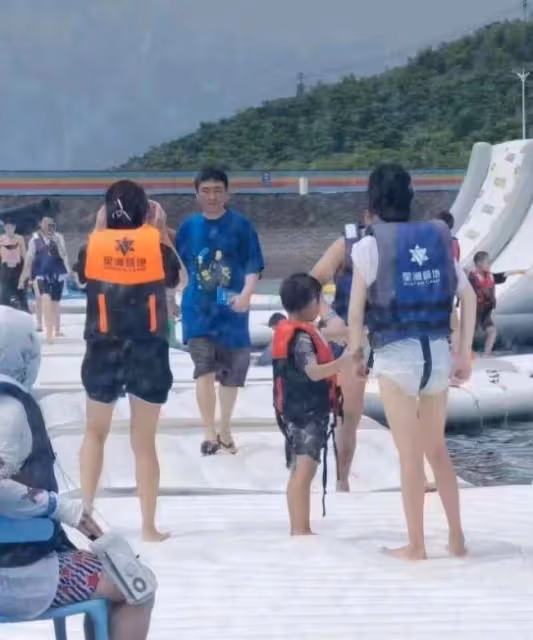 王思聰安吉划船被偶遇 與新女友配合默契