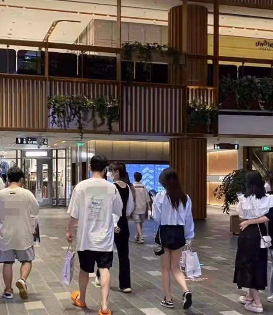 王思聰安吉划船被偶遇 與新女友配合默契