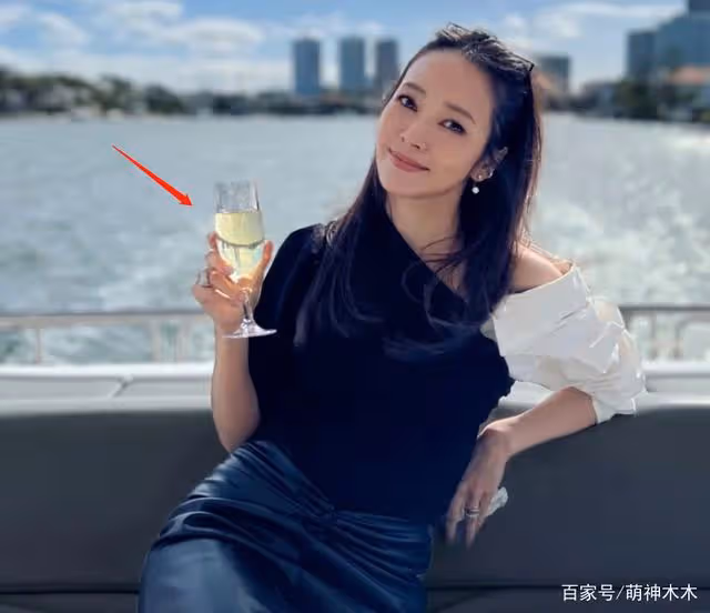 侯佩岑近照腰腹粗壯疑懷三胎 狀態不如素人