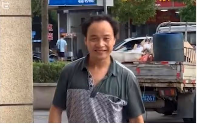 中年大叔竟「撞臉張國榮」 眾人見正面驚呆了