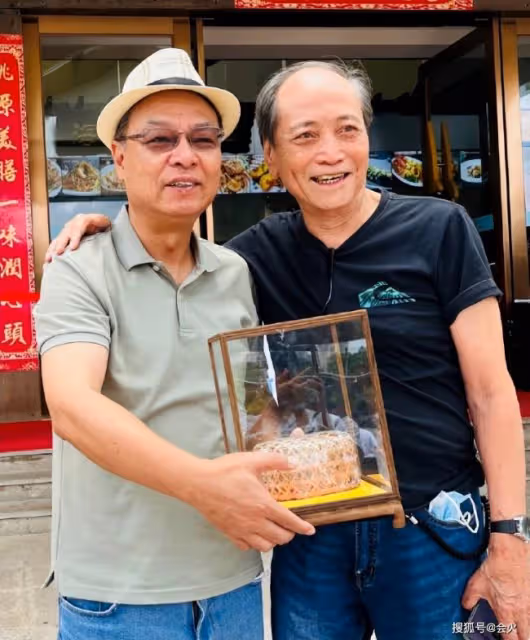 李連杰87歲岳父罕露面 頭髮花白精神抖擻