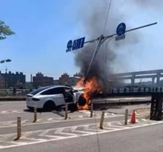 林志穎出事了！自撞橋墩、車頭冒火……