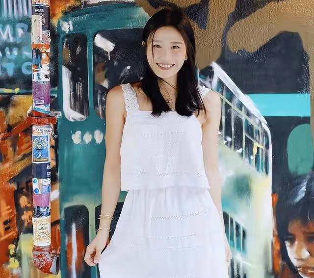 香港知名女星曬泳裝照引熱議!被質疑修圖太狠,因醜聞事業盡毀