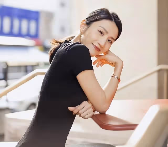 香港知名女星曬泳裝照引熱議!被質疑修圖太狠,因醜聞事業盡毀