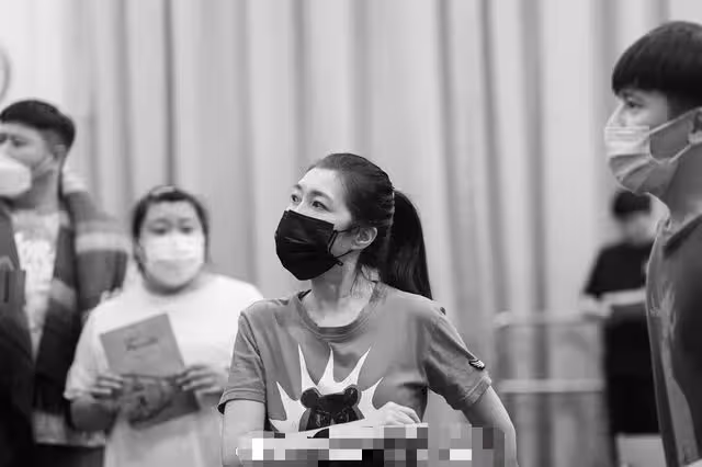黃嘉千婚變後首露面，現身舞台劇彩排現場，身形消瘦引人擔憂