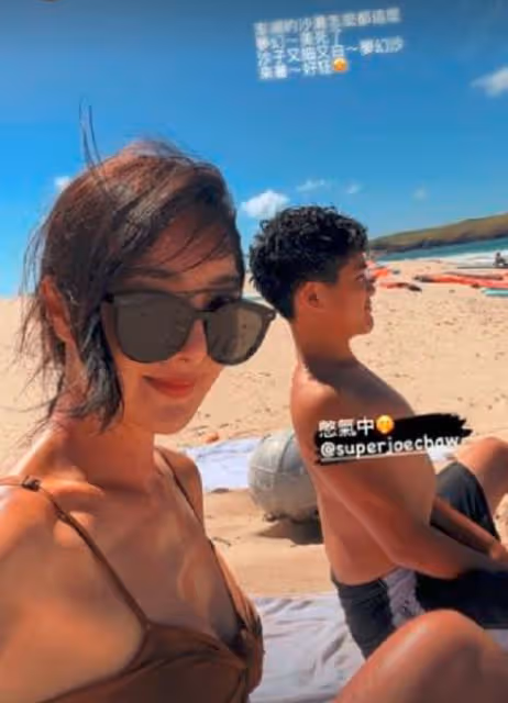 曹格老婆曬比基尼美照,凹凸有致似少女,兒子皮膚黝黑肌肉壯碩