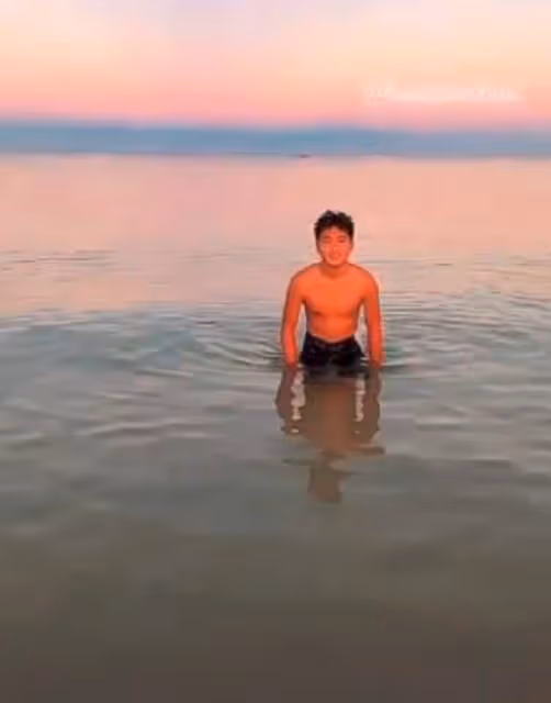 曹格老婆曬比基尼美照,凹凸有致似少女,兒子皮膚黝黑肌肉壯碩