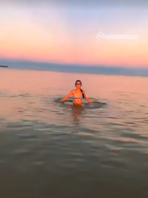 曹格老婆曬比基尼美照,凹凸有致似少女,兒子皮膚黝黑肌肉壯碩