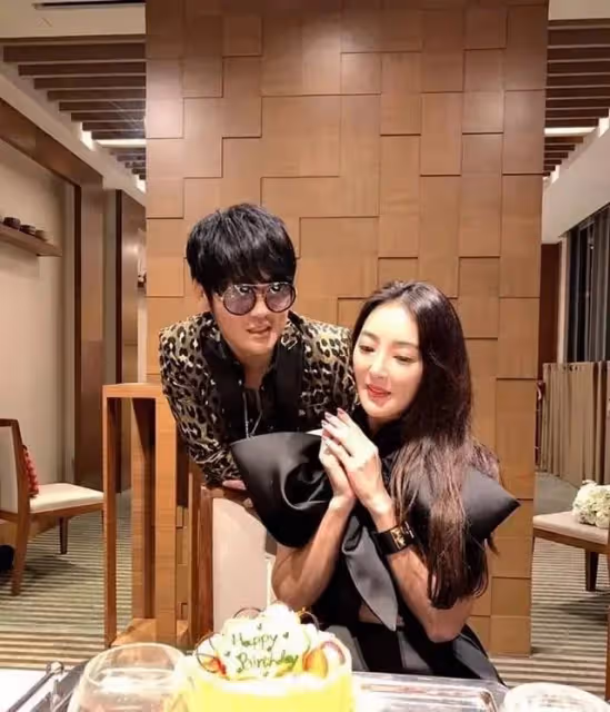 曹格老婆曬比基尼美照,凹凸有致似少女,兒子皮膚黝黑肌肉壯碩