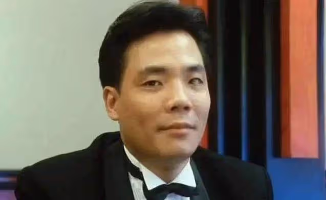一眾港星齊聚大灣區，林韋辰凍齡如30歲小夥，「方唐鏡」吳啟華定居內地，雷宇揚髮型仍搶鏡，網友：回憶滿滿
