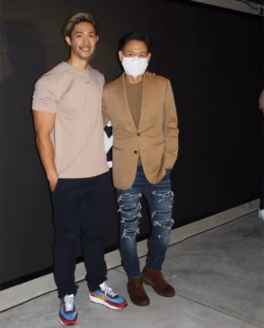 恭喜!百億富二代開健身房,乾爸張學友現身支持,當眾相擁感情好
