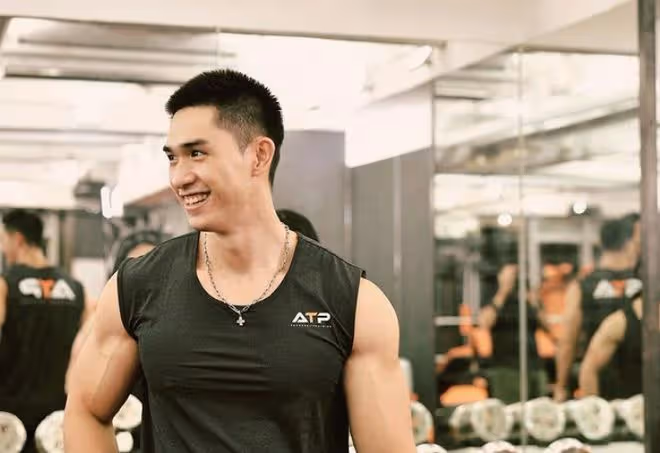 恭喜！百億富二代開健身房，乾爸張學友現身支持，當眾相擁感情好