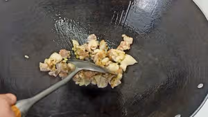 鹹魚雞粒炒飯，用新鮮飯炒，照樣粒粒分明
