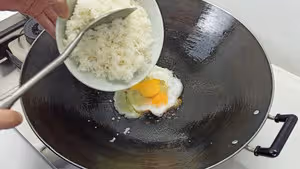鹹魚雞粒炒飯，用新鮮飯炒，照樣粒粒分明