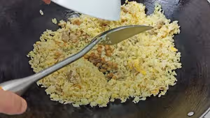鹹魚雞粒炒飯，用新鮮飯炒，照樣粒粒分明