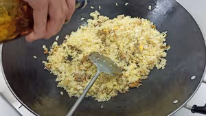鹹魚雞粒炒飯，用新鮮飯炒，照樣粒粒分明